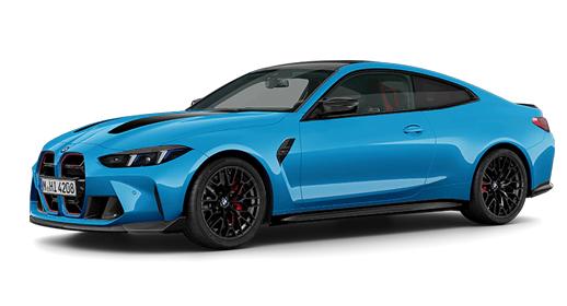 Ein sportliches BMW M4 CS Coupé in leuchtendem Hellblau steht auf einem weißen Hintergrund. Es hat schwarze Felgen mit roten Bremssätteln und einen schwarzen Streifen auf der Motorhaube.