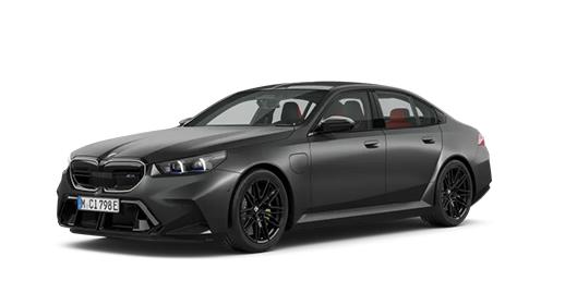 Das Bild zeigt eine sportliche, mattschwarze BMW M5 Limousine. Es handelt sich um ein Plug-in-Hybrid-Modell. Das Auto ist schräg von vorne zu sehen und steht auf einem weißen Hintergrund. Die Front ist sehr aggressiv und muskulös gestaltet, mit einer modifizierten Doppelniere und Lufteinlässen. Die Felgen sind komplett in Schwarz gehalten. Man kann einen leichten Glanz auf der matten Lackierung erkennen. Die Fensterscheiben sind getönt und im Innenraum sind rote Akzente an den Sitzen zu sehen.