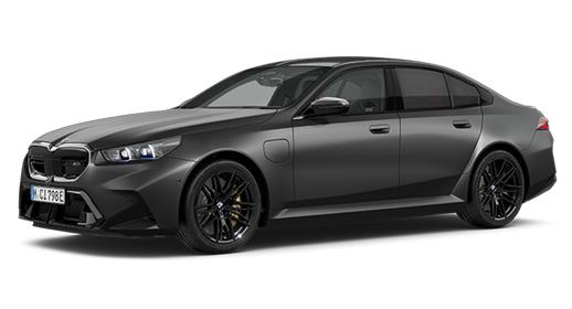 Eine sportliche BMW M5 Limousine in mattem Dunkelgrau steht auf einem weißen Hintergrund. Sie hat schwarze Felgen mit gelben Bremssätteln und markante, schlanke Scheinwerfer.