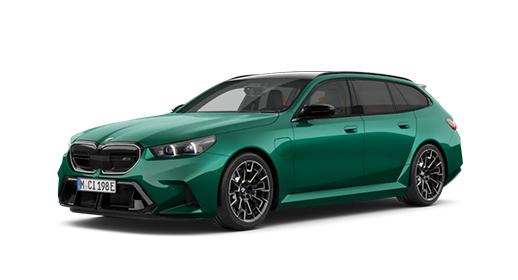 Das Bild zeigt einen sportlichen, grünen BMW M5 Touring Plug-in-Hybrid. Die Aufnahme ist von schräg vorne links. Das Auto steht vor einem neutralen, weißen Hintergrund. Es hat eine tiefe, muskulöse Front mit der sportlichen Doppelniere und aggressiven Lufteinlässen. Als Touring-Modell hat es eine verlängerte Dachlinie. Das Dach ist in Schwarz gehalten, was einen Kontrast zur grünen Lackierung bildet. Die Felgen sind schwarz und das gesamte Auto strahlt eine sehr dynamische und kraftvolle Ästhetik aus.