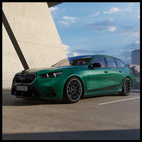 In der Seitenansicht des BMW M5 Touring kommen die gestreckte Dachlinie, die ausgestellten Radhäuser und die schwarzen M-Leichtmetallräder mit dem sportlichen Design besonders zur Geltung.