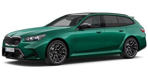 Ein glänzender, dunkelgrüner BMW M5 Touring steht auf einem weißen Hintergrund. Er hat schwarze, detailreiche Felgen und ein schwarzes Dach.
