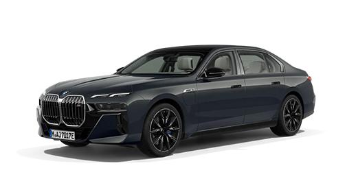 Das Bild zeigt eine dunkle, fast schwarze BMW M760e Limousine. Das Auto ist ein Plug-in-Hybrid-Modell. Man sieht es schräg von vorne links, freigestellt vor einem weißen Hintergrund. Die Front ist sehr präsent mit einer großen, beleuchteten Doppelniere und zweigeteilten, schmalen Scheinwerfern. Das Dach ist ebenfalls schwarz. Die Felgen sind sportlich und komplett in Schwarz gehalten. An der Seite sind M-spezifische Designelemente zu erkennen. Das gesamte Erscheinungsbild wirkt sehr kraftvoll und elegant.