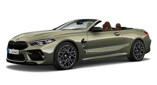 Ein elegantes BMW M8 Competition Cabriolet in mattem Olivgrün steht auf einem weißen Hintergrund. Das Verdeck ist geöffnet und gibt den Blick auf die braunen Ledersitze frei. Es hat dunkle, detailreiche Felgen mit blauen Bremssätteln.