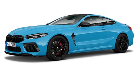 Ein sportliches BMW M8 Competition Coupé in leuchtendem Hellblau steht auf einem weißen Hintergrund. Es hat schwarze Felgen mit roten Bremssätteln und ein schwarzes Dach.