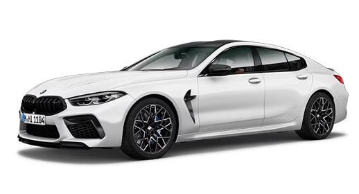  Ein elegantes weißes BMW M8 Competition Gran Coupé steht auf einem weißen Hintergrund. Es hat schwarze Felgen mit blauen Bremssätteln und ein schwarzes Dach.