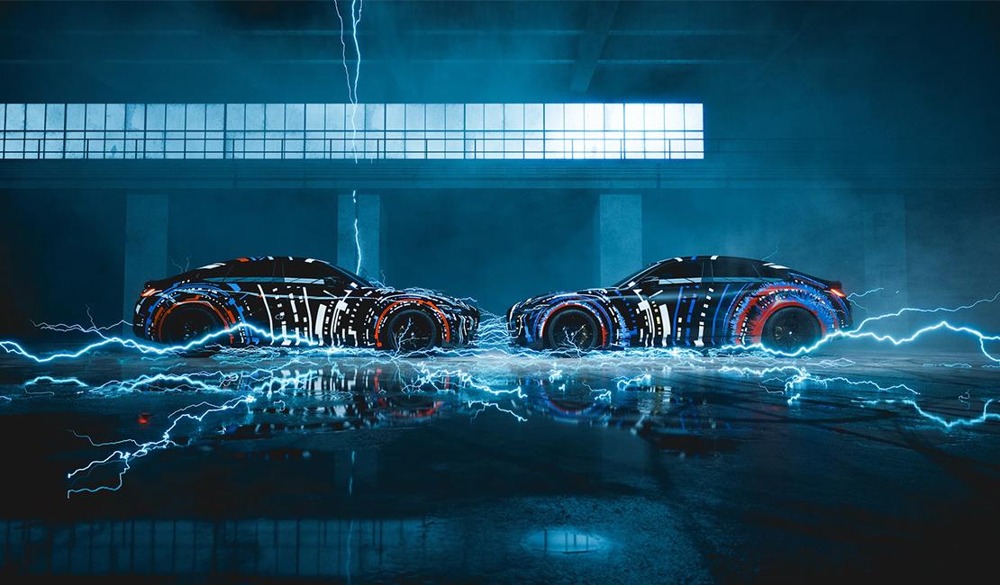 Zwei futuristische, dunkle BMW M HP BEVs stehen sich auf spiegelndem Boden gegenüber, umgeben von leuchtenden blauen Blitzen, die Elektrizität symbolisieren.