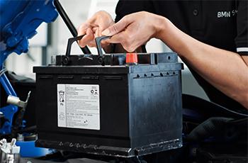 BMW Servicetechniker arbeitet an einer Fahrzeugbatterie