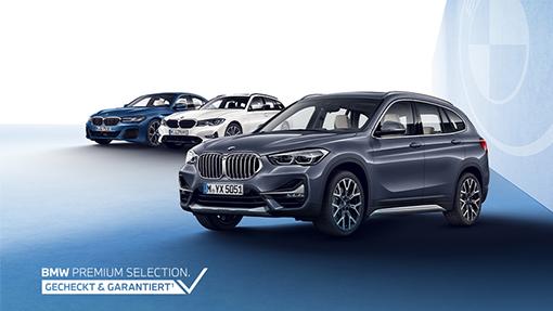 Dunkelgrauer BMW X1 SUV mit weiteren BMWs und Premium Selection Logo.