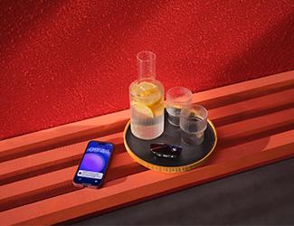 „Smartphone neben Getränken auf einer Ablage als Symbol für die digitale Kontaktaufnahme.“