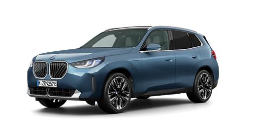 Das Bild zeigt einen blauen BMW X3 Plug-in-Hybrid. Die Perspektive ist schräg von vorne. Das Auto ist vor einem weißen Hintergrund freigestellt und hat die typische erhöhte SUV-Karosserieform. Die Front wird von einer großen, vertikalen Doppelniere und schmalen, modernen Scheinwerfern dominiert. Die Felgen sind schwarz und haben glänzende Speichen, was ihnen ein sportliches Aussehen verleiht.