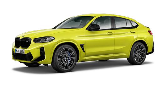 Ein sportliches BMW X4 M Competition Coupé-SUV in leuchtendem Neongelb steht auf einem weißen Hintergrund. Es hat dunkle, detailreiche Felgen mit blauen Bremssätteln und schwarze Außenspiegelkappen.