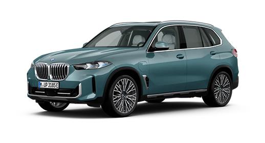 Das Bild zeigt einen BMW X5 Plug-in-Hybrid in einer eleganten, hellblauen oder mintgrünen Farbe. Man sieht das Auto schräg von vorne links. Es ist auf einem schlichten, weißen Hintergrund freigestellt. Die Front ist mit der großen, fast quadratischen BMW-Doppelniere und den schmalen Scheinwerfern gestaltet. Die Räder haben auffällige, silberfarbene Mehrspeichen-Felgen. Der Wagen hat die typisch bullige, erhöhte Karosserieform eines SUV.