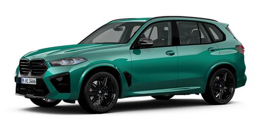 Ein imposanter BMW X5 M Competition SUV in einem satten Türkisgrün steht auf einem weißen Hintergrund. Er hat große schwarze Felgen und ein sportliches Design mit schwarzen Akzenten.