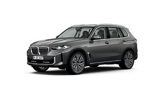  Das Bild zeigt ein graues, großes SUV, den BMW X5. Das Auto steht schräg von vorne auf einem weißen, leeren Hintergrund. Das Kennzeichen "M JC 2829" ist auf der vorderen Stoßstange zu sehen.
