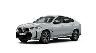  Das Bild zeigt einen silbergrauen BMW X6. Es ist ein großes SUV mit einer abfallenden Dachlinie im Coupé-Stil. Das Auto steht schräg von vorne auf einem weißen, leeren Hintergrund. Das Kennzeichen "M JB 5652" ist auf der vorderen Stoßstange zu sehen.