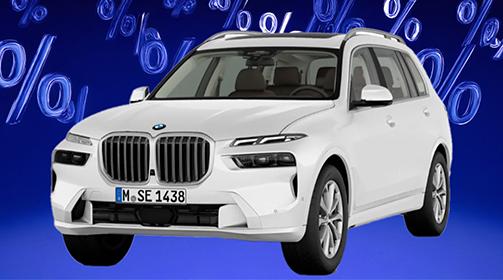 Ein weißer BMW X7 SUV ist schräg von vorne vor einem blauen Hintergrund mit schwebenden Prozentzeichen abgebildet.