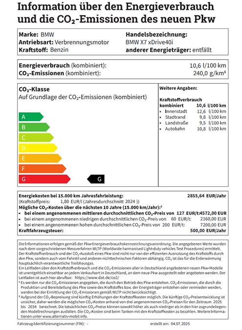 Kraftstoffverbrauch Label BMW X7 Ein Etikett zeigt die Verbrauchs- und Emissionsdaten eines neuen BMW X7 xDrive40i. Angetrieben von einem Benzin-Verbrennungsmotor, liegt der kombinierte Verbrauch bei 10,6 l/100 km und die CO2-Emissionen bei 240,0 g/km, was der Effizienzklasse G entspricht. Detaillierte Angaben zum Kraftstoffverbrauch für Stadt, Stadtrand, Landstraße und Autobahn sind ebenfalls aufgeführt. Die jährlichen Energiekosten betragen 2855,64 EUR (bei einem Benzinpreis von 1,80 EUR/l, Stand Juni 2024). Die möglichen CO2-Kosten über zehn Jahre variieren je nach angenommenem CO2-Preis zwischen 2160,00 EUR und 7200,00 EUR. Die jährliche Kraftfahrzeugsteuer beläuft sich auf 500,00 EUR. Ein umfangreicher Disclaimer erklärt die Methodik und weist darauf hin, dass die Werte nach WLTP ermittelt wurden und Abweichungen möglich sind. Das Dokument wurde am 04.07.2025 erstellt.