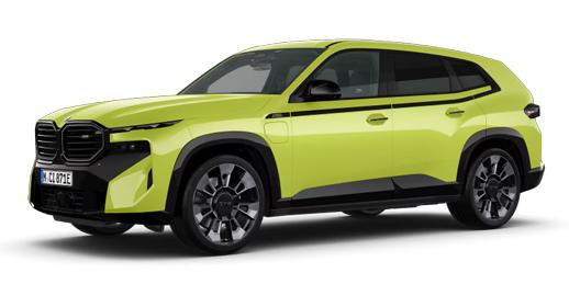 Ein markanter BMW XM 50e SUV in einem leuchtenden Lindgrün steht auf einem weißen Hintergrund. Er hat dunkle, detailreiche Felgen und schwarze Akzente an Front und Seite.
