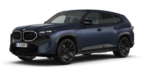 Das Bild zeigt einen sehr sportlichen, dunkelblauen BMW XM Label, der ein Plug-in-Hybrid ist. Man sieht das SUV von schräg vorne. Es ist auf einem weißen Hintergrund freigestellt. Die Front ist sehr aggressiv und kantig gestaltet, mit einer horizontalen Doppelniere und zweigeteilten, schmalen Scheinwerfern. Die Felgen sind in Schwarz gehalten und haben rote Details. Das Auto hat eine muskulöse Erscheinung mit verbreiterten Radkästen und eine dynamische Formgebung.