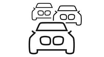 Drei schwarze Umrisszeichnungen von Autos, die von vorne zu sehen sind. Ein großes Auto im Vordergrund und zwei kleinere, leicht versetzte Autos dahinter, die eine Auswahl oder Flotte symbolisieren