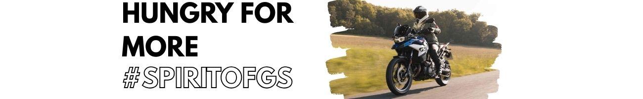 Motorradfahrer auf einer BMW GS mit Slogan "HUNGRY FOR MORE #SPIRITOFGS".