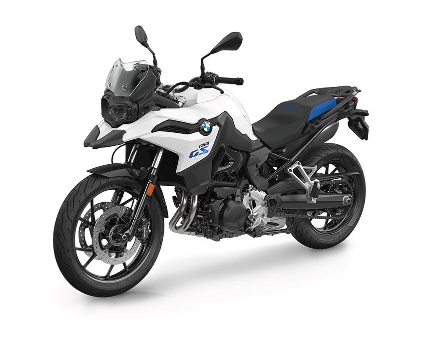 Ein weißes BMW F 750 GS Motorrad mit blauen Akzenten und schwarzen Reifen ist von vorne-rechts-oben auf einem weißen Hintergrund dargestellt.