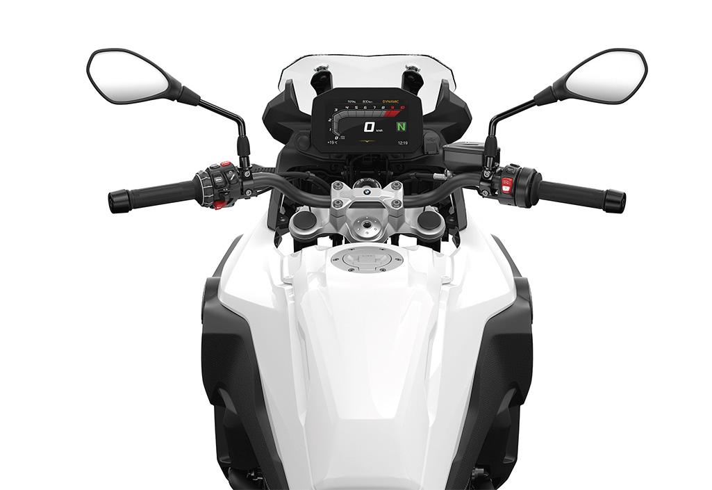 Cockpit eines modernen Motorrads mit digitalem Display und Lenker.