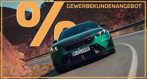  Das Bild zeigt einen grünen BMW M5 Touring, der auf einer kurvigen Straße fährt. Im oberen Teil steht der Text „GEWERBEKUNDENANGEBOT“ und links ist ein großes, oranges Prozentsymbol zu sehen. Ein orangefarbener Rahmen umgibt das gesamte Bild.
