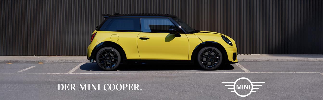 Cooper Deals Ein gelber Mini Cooper mit schwarzem Dach und schwarzen Felgen ist seitlich auf einem Parkplatz abgebildet. Das Auto steht vor einer dunklen, geriffelten Wand. Im unteren Bereich des Bildes steht in weißer Schrift "DER MINI COOPER." und rechts daneben das weiße Mini-Logo mit den stilisierten Flügeln.