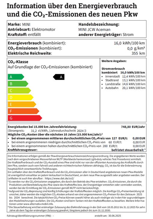 MINI JCW Aceman Elektromodell: Energieverbrauch, CO2-Emissionen und Reichweite Ein deutsches Energielabel für Personenkraftwagen, das den Energieverbrauch und die CO2-Emissionen eines neuen MINI JCW Aceman Elektromodells anzeigt. Das Label zeigt einen kombinierten Stromverbrauch von 16,0 kWh/100 km, 0 g/km CO2-Emissionen und eine elektrische Reichweite von 355 km. Es ist in die Energieeffizienzklasse A eingestuft und listet die jährlichen Energiekosten auf. Zusätzliche Angaben zum Stromverbrauch für Stadt, Landstraße und Autobahn sind ebenfalls enthalten.