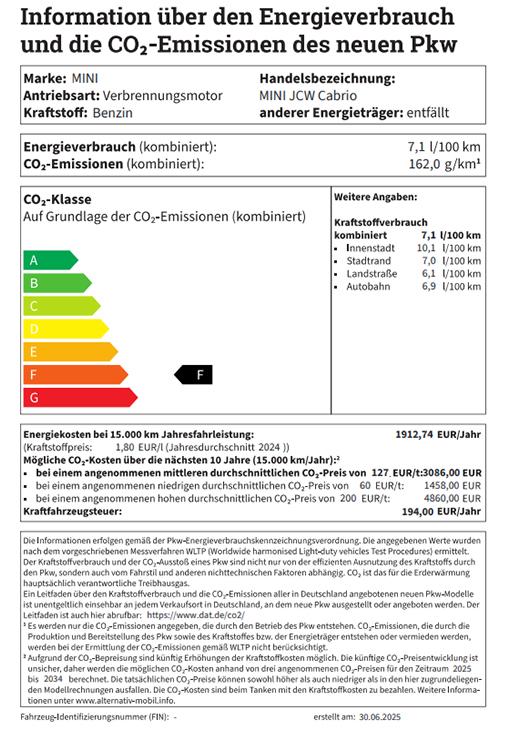 Ein Energielabel und Informationen zum Kraftstoffverbrauch und den CO2-Emissionen eines neuen MINI JCW Cabrio Pkw. Der kombinierte Energieverbrauch beträgt 7,1 l/100 km, die kombinierten CO2-Emissionen 162,0 g/km. Die CO2-Effizienzklasse ist F. Eine Tabelle zeigt detaillierte Verbrauchsangaben für den innerstädtischen, Stadtrand-, Landstraßen- und Autobahnverkehr. Zudem werden die möglichen CO2-Kosten über die nächsten 10 Jahre bei verschiedenen angenommenen Kraftstoffpreisen aufgeführt.