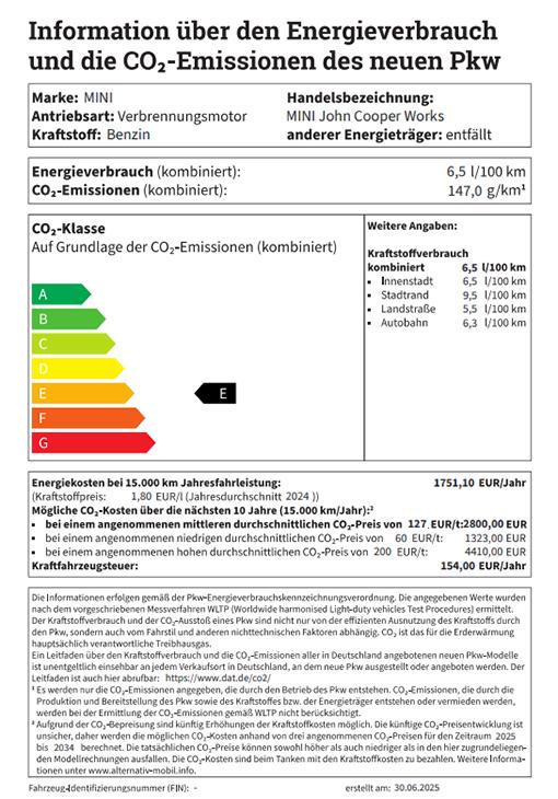 MINI John Cooper Works Kraftstofflabel Ein Energielabel und Informationen zum Kraftstoffverbrauch und den CO2-Emissionen eines neuen MINI John Cooper Works Pkw. Der kombinierte Energieverbrauch beträgt 6,5 l/100 km, die kombinierten CO2-Emissionen 147,0 g/km. Die CO2-Effizienzklasse ist E. Eine Tabelle zeigt detaillierte Verbrauchsangaben für den Stadt-, Land- und Autobahnverkehr. Zudem werden die Energiekosten bei einer Jahresfahrleistung von 15.000 km aufgeführt.