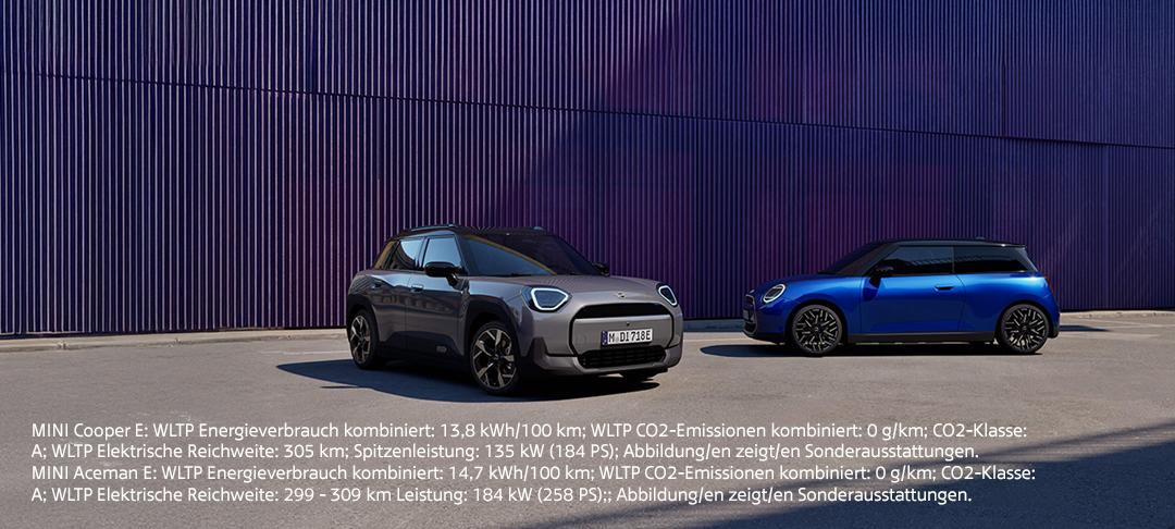 Elektrische MINI Cooper E und MINI Aceman E Modelle – Elektrofahrzeuge bei BMW Rhein Zwei elektrische Mini-Fahrzeuge stehen auf einem asphaltierten Platz vor einer dunkelvioletten, geriffelten Wand. Links steht ein grauer MINI Cooper E und rechts ein blauer MINI Aceman E. Beide Fahrzeuge sind moderne, kompakte Elektroautos. Unter dem Bild sind technische Spezifikationen und Verbrauchsdaten der Fahrzeuge auf Deutsch aufgelistet.