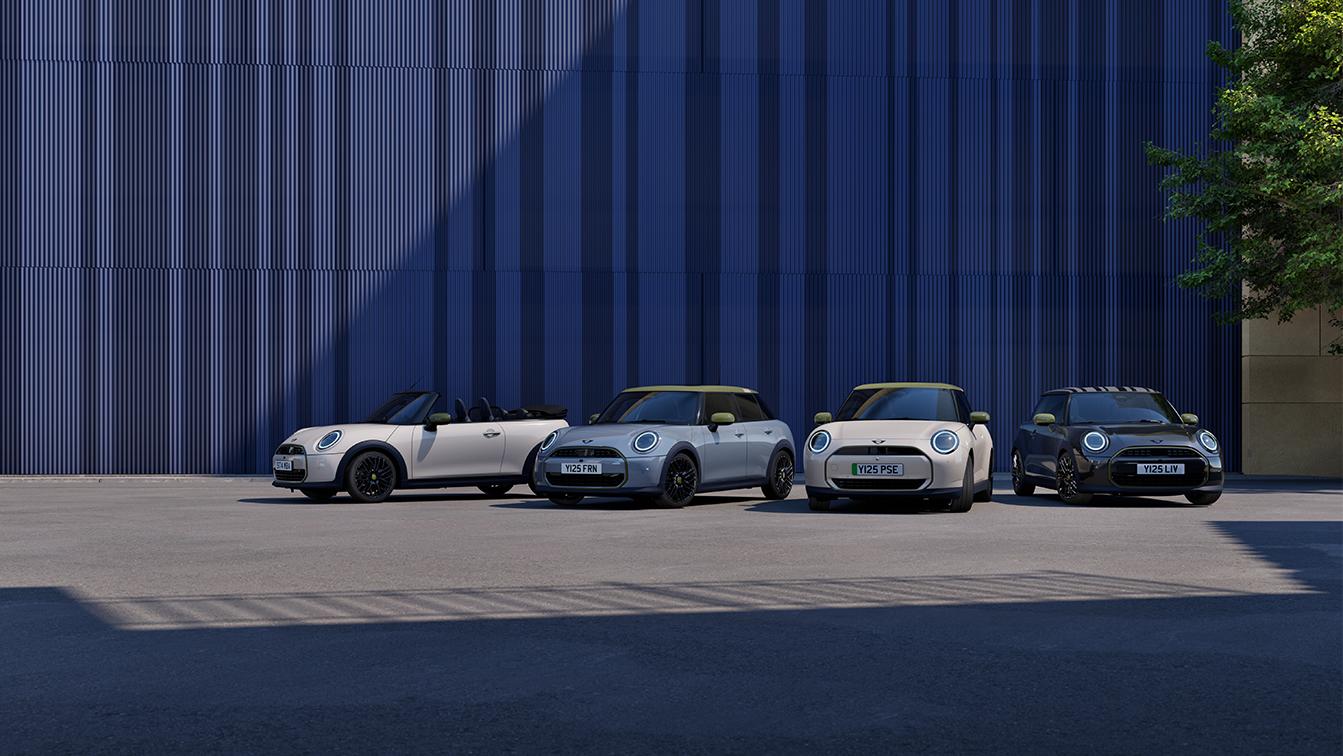 MINI Paul Smith Edition: Vier limitierte MINI Cooper Modelle in einer Reihe vor moderner Architektur. Zu sehen sind MINI Cooper Cabrio und Hatchback in individuellen Sonderfarben mit grünen Design-Akzenten.