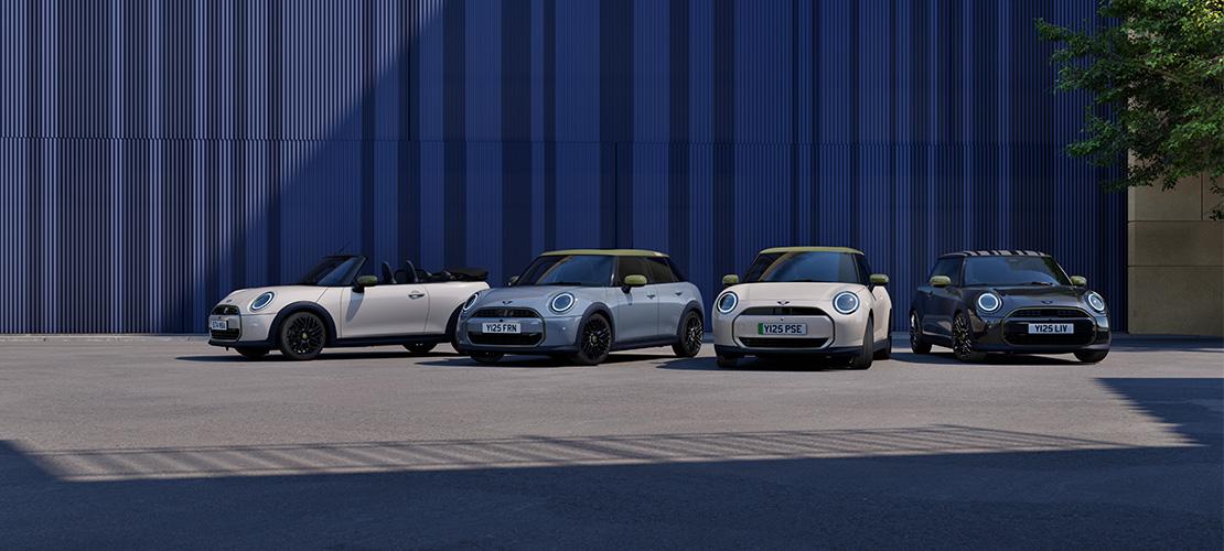 MINI Paul Smith Edition: Vier limitierte MINI Cooper Modelle in einer Reihe vor moderner Architektur. Zu sehen sind MINI Cooper Cabrio und Hatchback in individuellen Sonderfarben mit grünen Design-Akzenten.