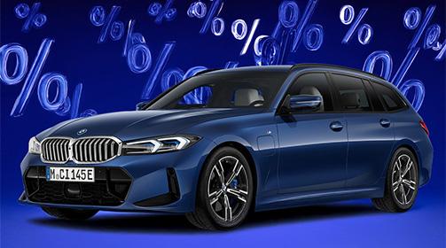 Blauer BMW 3er Hybrid Touring vor blauem Hintergrund mit schwebenden Prozentzeichen, die auf Angebote hindeuten