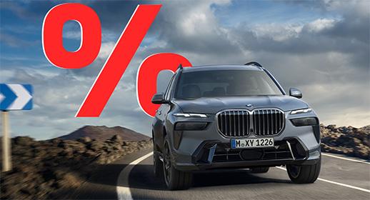  Beschreibung der Bilder für Blinde Hier sind Beschreibungen für die drei hochgeladenen Bilder:  K640_X7-40i-Website.JPG Dieses Bild zeigt ein großes, graues SUV, den BMW X7, auf einer kurvigen Straße in einer bergigen Landschaft. Das Auto fährt direkt auf den Betrachter zu. Oben links im Bild ist ein sehr großes, rotes Prozentzeichen (%) platziert. Das Kennzeichen des Autos lautet "M XY 1226".