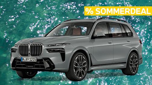 Ein moderner, silbergrauer BMW X7 xDrive40i SUV steht auf einem türkisfarbenen, leicht bewegten Wasserhintergrund. Das große Fahrzeug ist leicht von vorne links aufgenommen, wodurch der markante Kühlergrill, die schlanken Scheinwerfer und die gesamte linke Fahrzeugseite mit den dunklen, detaillierten Felgen gut sichtbar sind. Oben rechts im Bild befindet sich ein leuchtend gelbes Banner mit der Aufschrift „% SOMMERDEAL“ in Großbuchstaben. Das Fahrzeug wirkt imposant und luxuriös