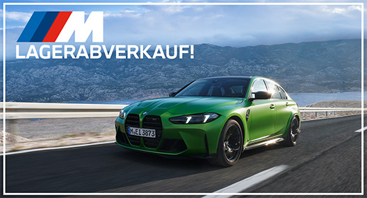 Werbebanner von BMW M zum Lagerabverkauf. Ein sportlicher, blauer BMW M3 oder M4 fährt dynamisch auf einer asphaltierten Straße durch eine felsige Wüstenlandschaft unter blauem Himmel. Oben links prallt das farbige BMW M Logo mit dem großen weißen Text „LAGERABVERKAUF!“. Unten rechts signalisiert ein auffälliger roter Kreis mit weißer Schrift: „NUR 30x AUF LAGER!“. Das gesamte Bild ist von einem dünnen weißen Rahmen umgeben.