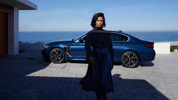 BMW Plug- In- Hybrid- Bild mit Frau