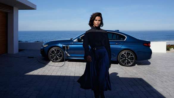 BMW Plug- In- Hybrid- Bild mit Frau BMW Plug- In- Hybrid- Bild mit Frau