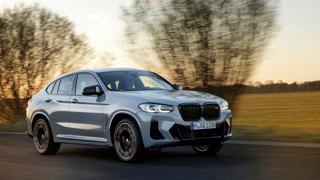 BMW X4 bei Rhein.