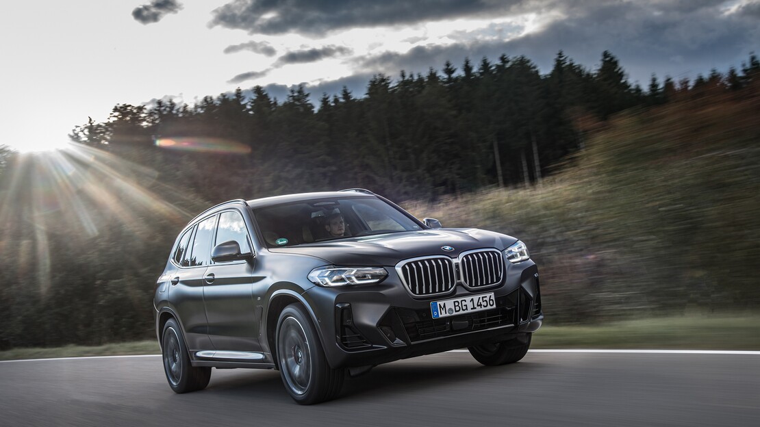 Der BMW X3 bei Rhein.