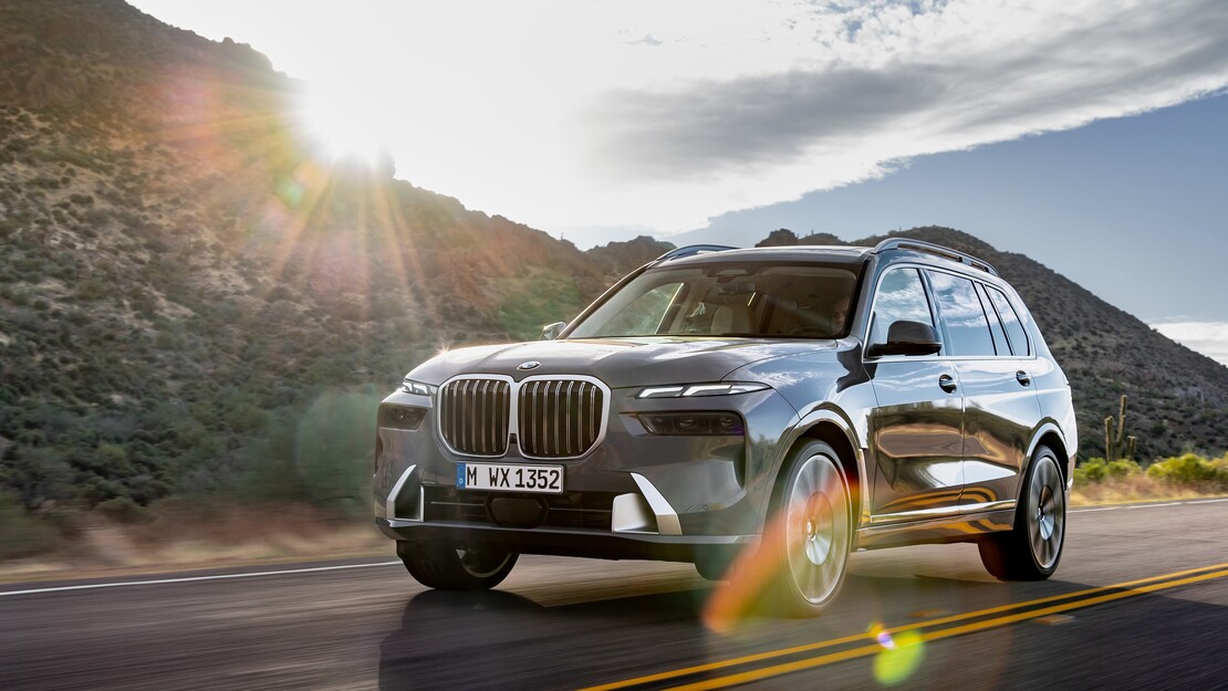 Der BMW X7 bei Rhein Der BMW X7 bei Rhein