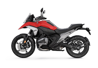 Ein sportliches Motorrad von BMW in den Farben Rot und Silber. Es steht schräg von der Seite vor einem weißen Hintergrund. Es hat einen großen Motor und ist mit einem hohen Vorderradschutzblech ausgestattet.
