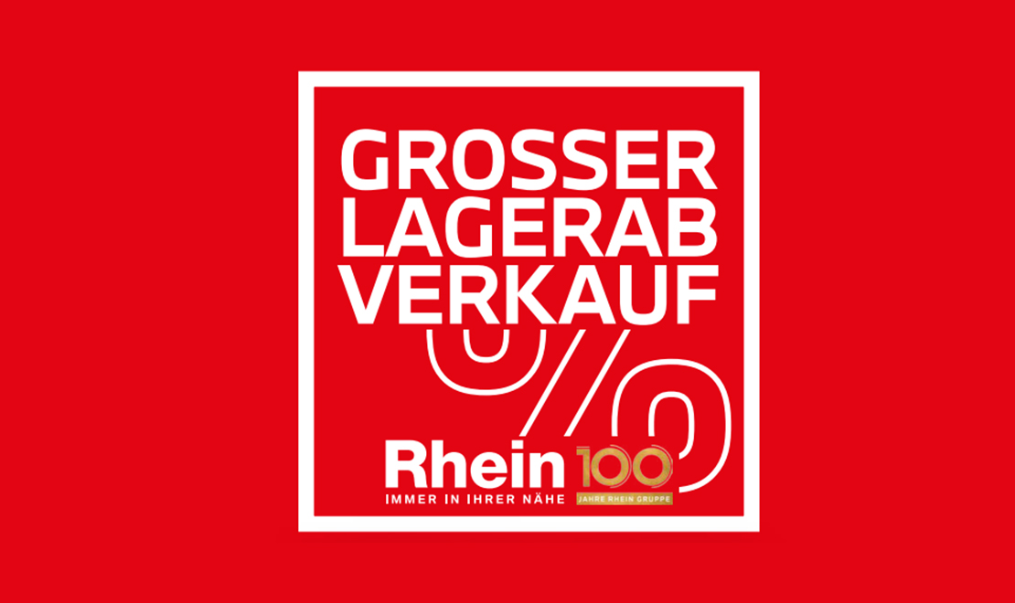 Ein rotes Banner mit weißem Rahmen und dem weißen Text "GROSSER LAGERAB VERKAUF" über einem stilisierten Prozentzeichen und darunter dem schwarzen Schriftzug "Rhein" mit dem Untertitel "100 Jahre.". Das Bild ist eine Werbebotschaft für einen großen Abverkauf