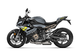  Ein sportliches Motorrad von BMW, das S 1000 R, schräg von der Seite vor einem weißen Hintergrund fotografiert. Das Motorrad ist überwiegend dunkelgrau oder Anthrazit mit gelben Akzenten und einem sichtbaren, hellbraunen Rahmen. Es hat einen sportlichen, unverkleideten Naked-Bike-Stil.