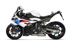 Abgebildet ist ein weißes BMW Supersport-Motorrad mit blauen und roten Akzenten. Es steht für höchste Performance, präzise Technik und ein kompromisslos sportliches Fahrerlebnis.“