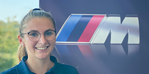 Sarah_von_Brunn-Automobilkauffrau in Ausbildung.jpg Sarah_von_Brunn-Automobilkauffrau in Ausbildung.jpg